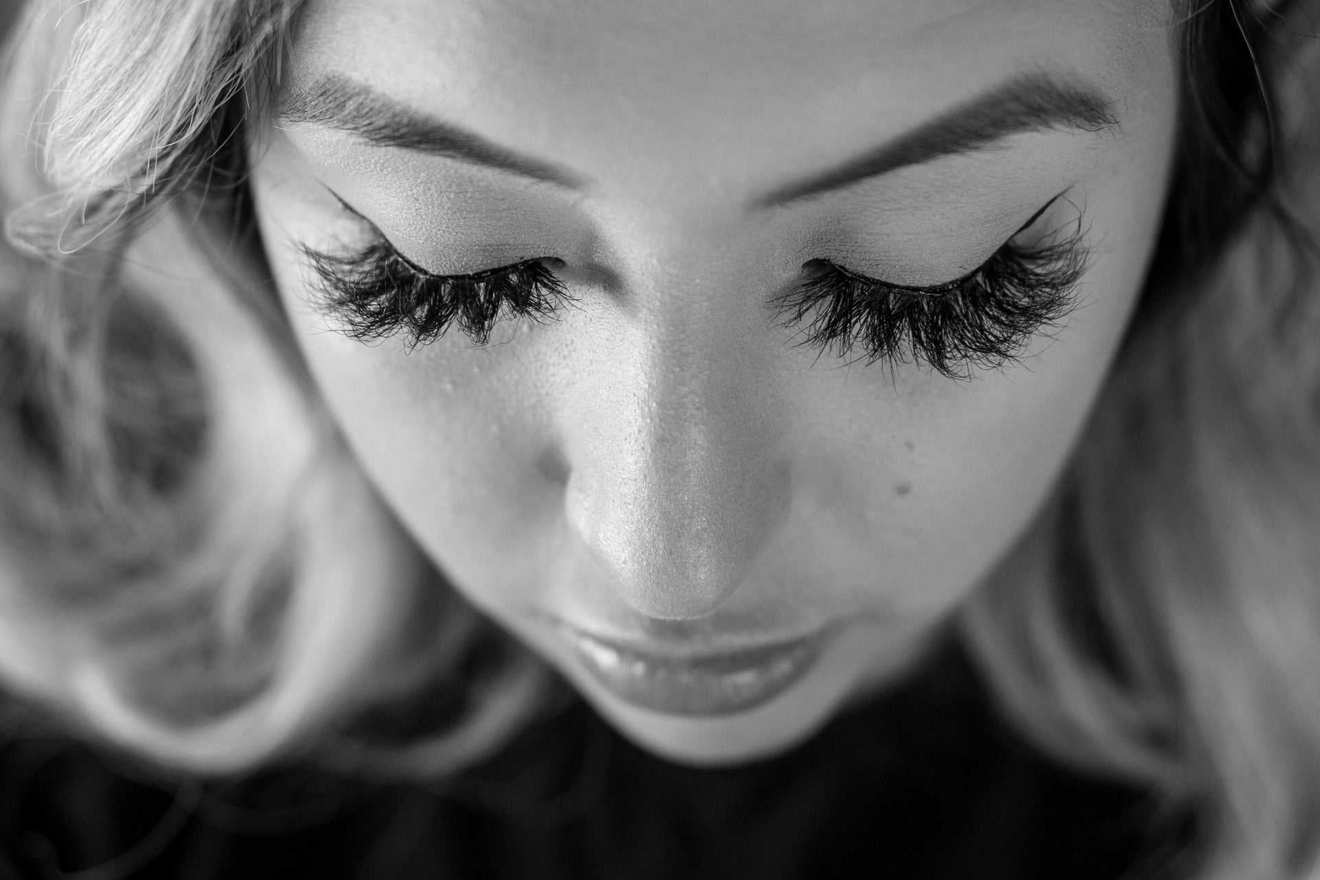 Load video: Classy lashes that give your eyes that over the top look!